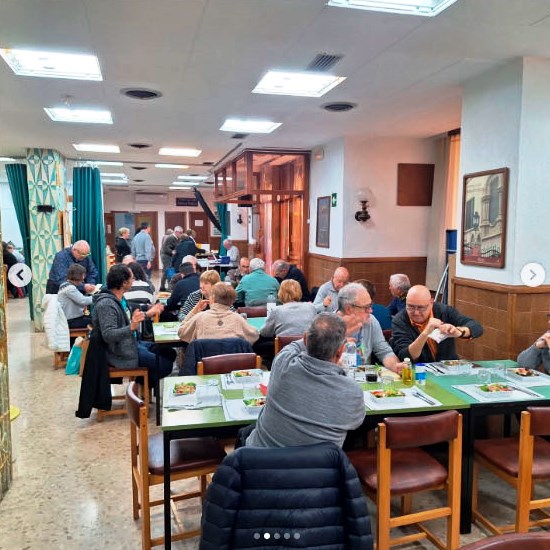 Fotos del desayuno de socios en la Associació col.leccionistes del Bages a Manresa (Barcelona).