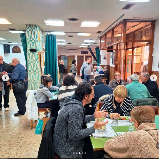 Fotos del desayuno de socios en la Associació col.leccionistes del Bages a Manresa (Barcelona).