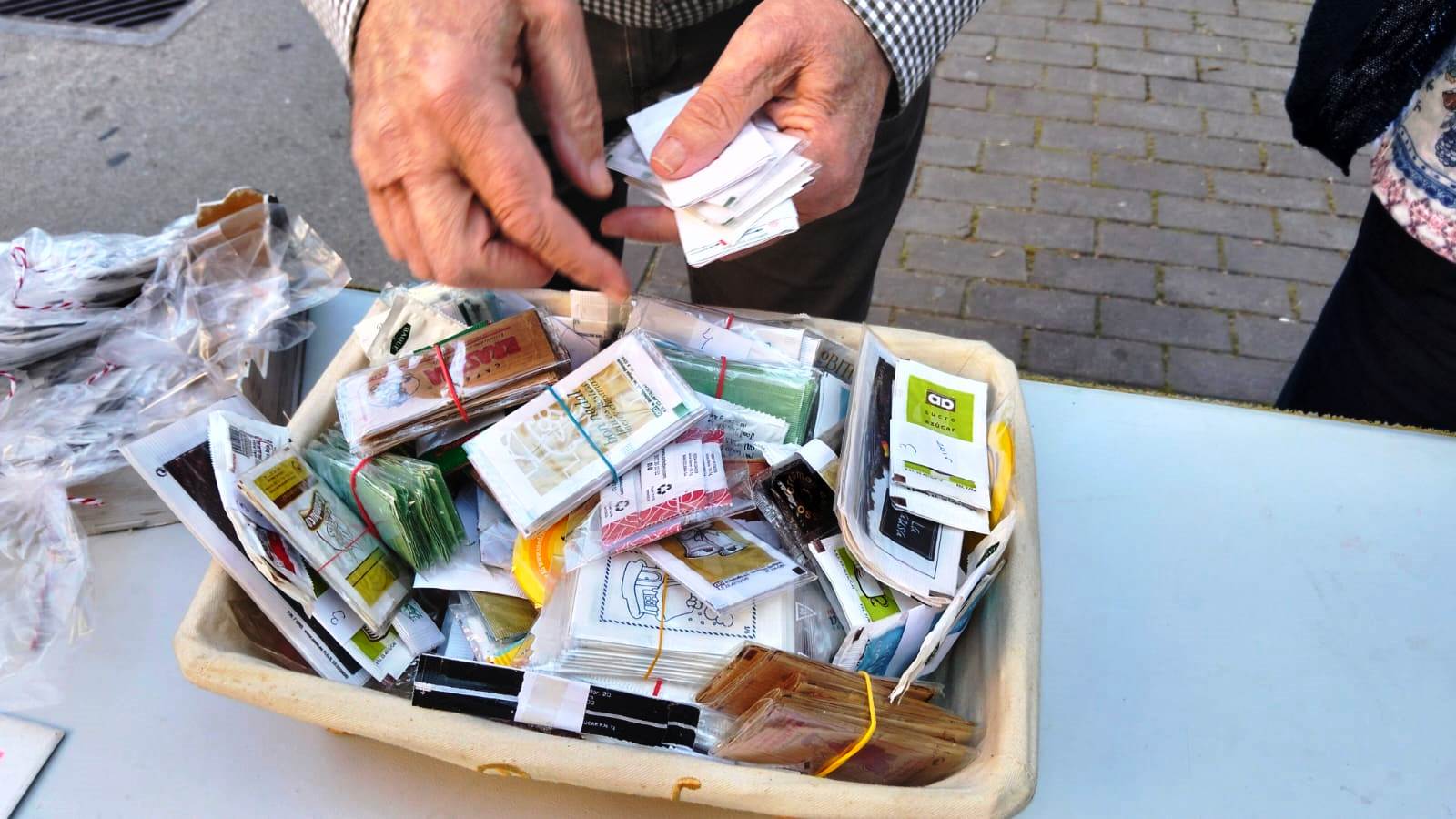 Fotos de la 26 Trobada d'intercanvi de sobres de sucre. Fira i festes del Sant Crist de Piera.
