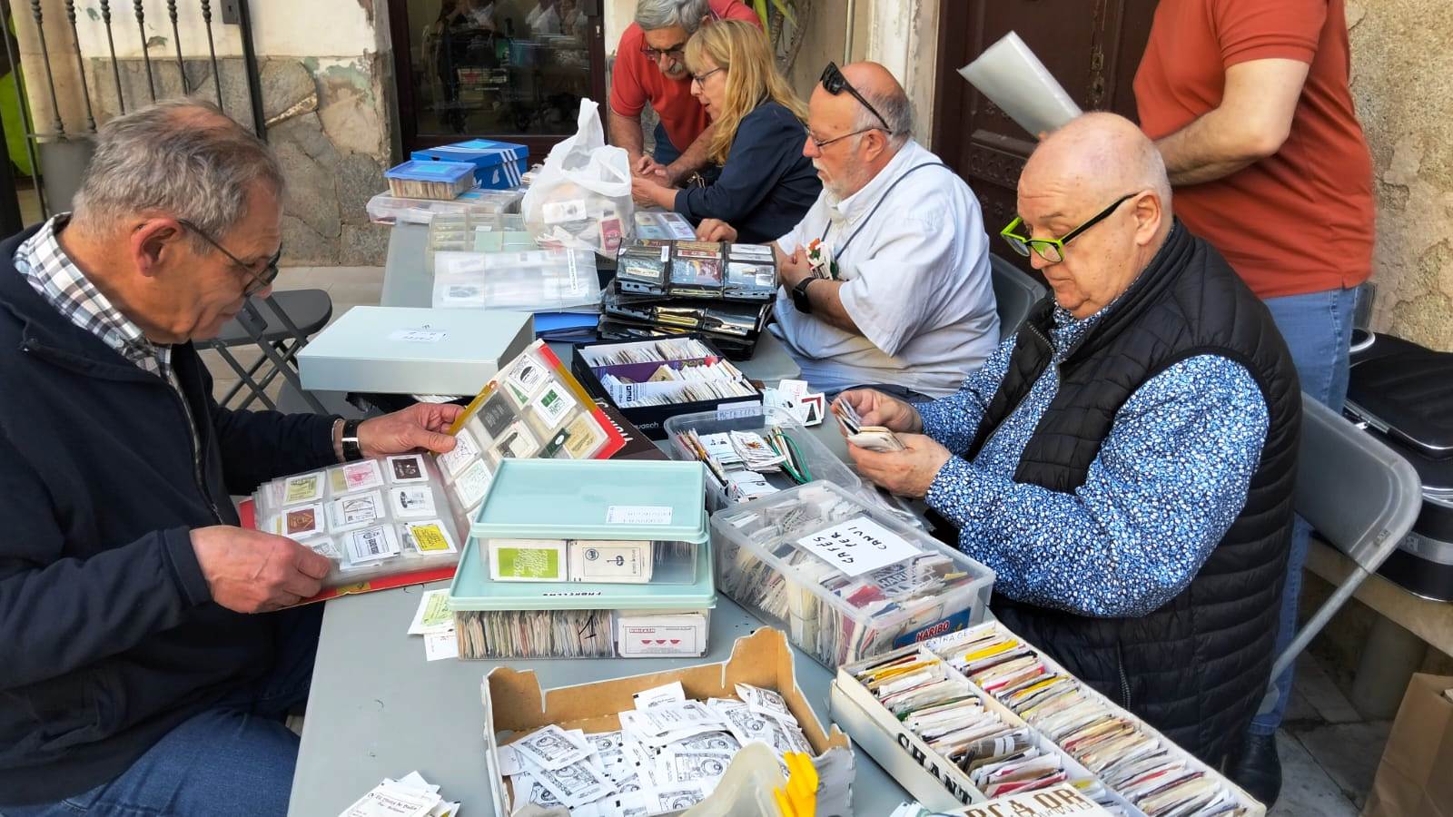 Fotos de la 26 Trobada d'intercanvi de sobres de sucre. Fira i festes del Sant Crist de Piera.