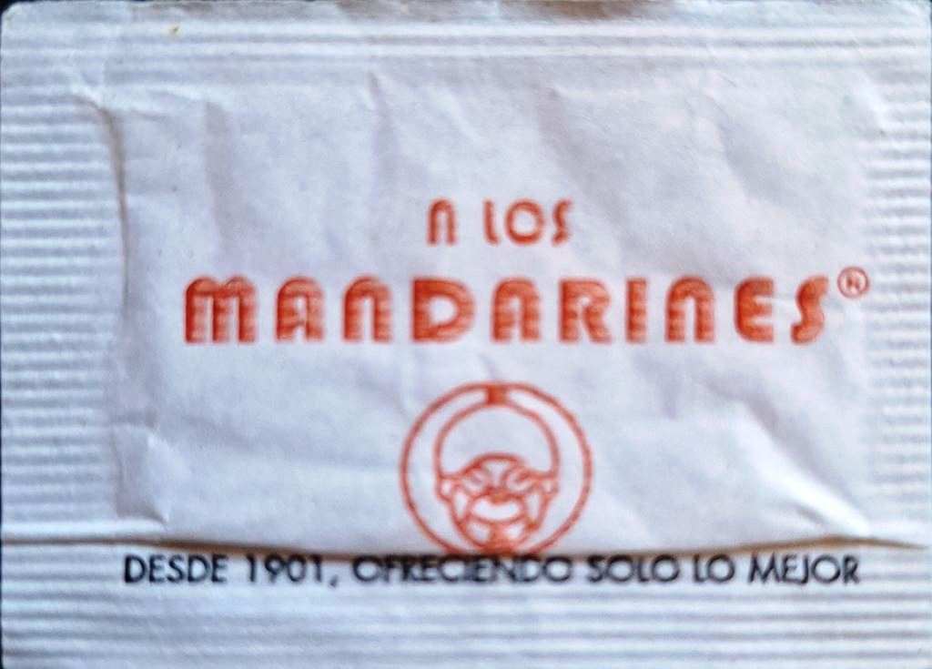 Sobres de edulcorantes de la marca de café argentina A LOS MANDARINES. Sobres de edulcorantes de la marca de café argentina A LOS MANDARINES.