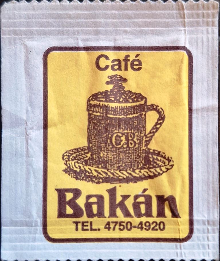 Sobres de edulcorantes de marcas de café de Argentina.