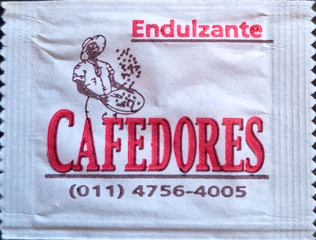 Sobres de edulcorantes de marcas de café de Argentina.