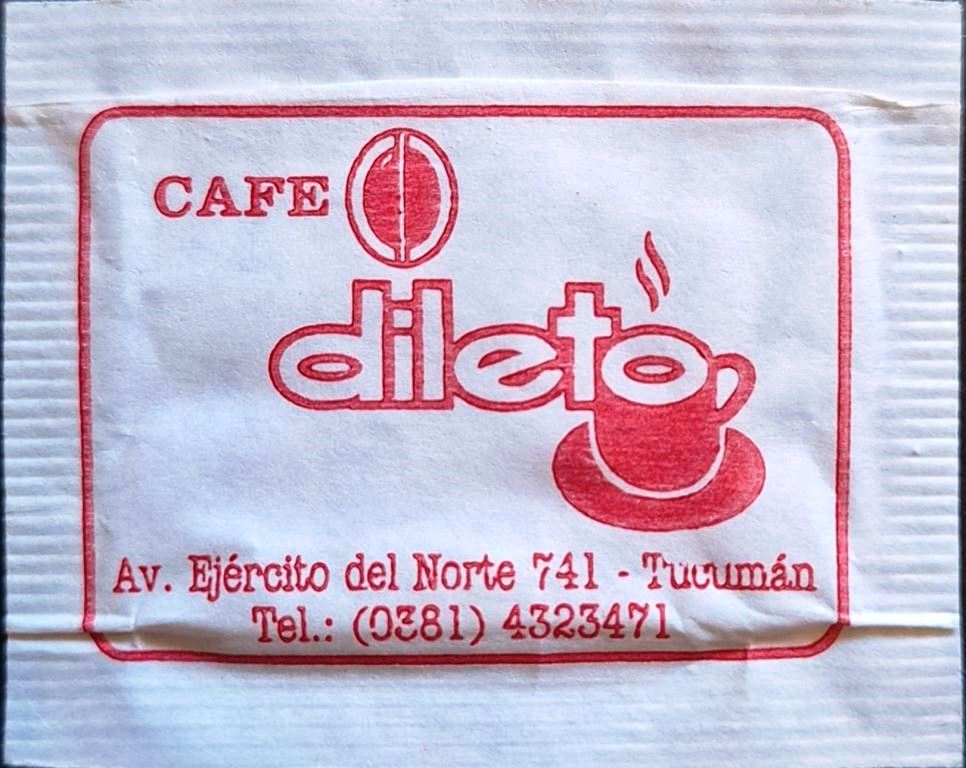 Sobres de edulcorantes de marcas de café de Argentina.