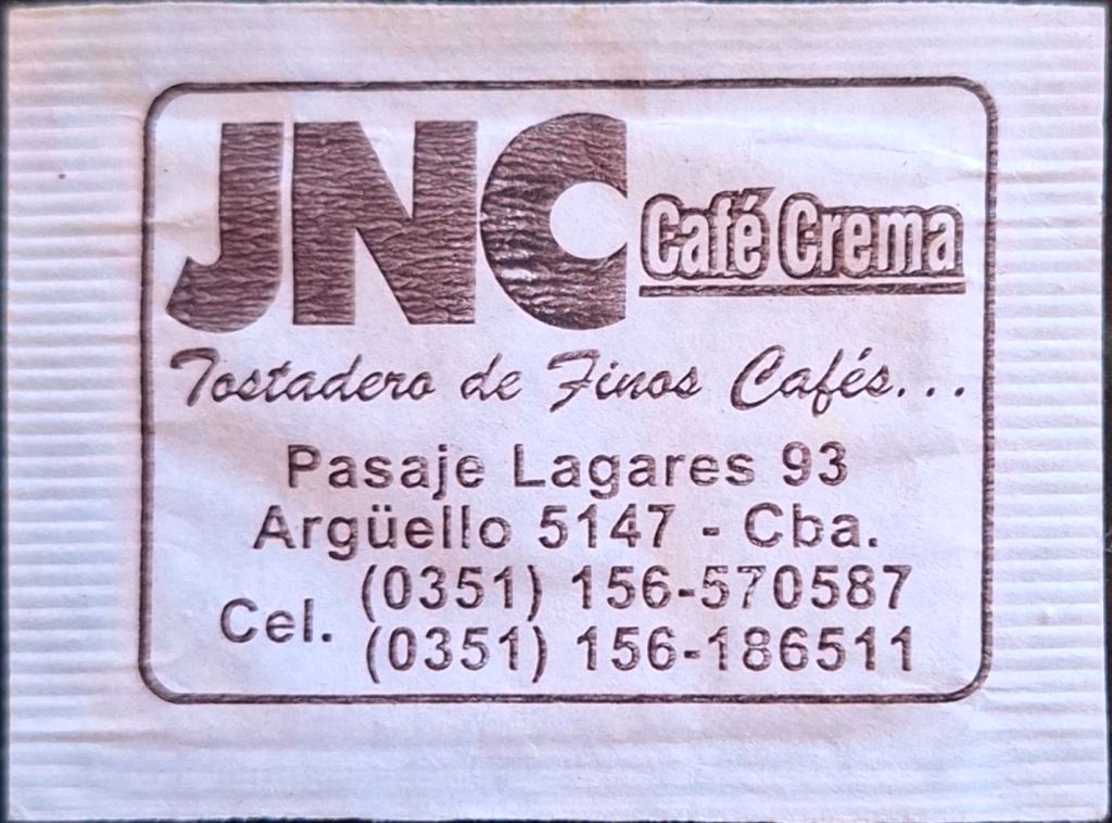 Sobres de edulcorantes de marcas de café de Argentina.