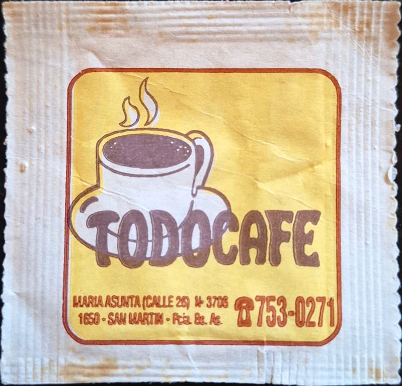 Sobres de edulcorantes de marcas de café de Argentina.