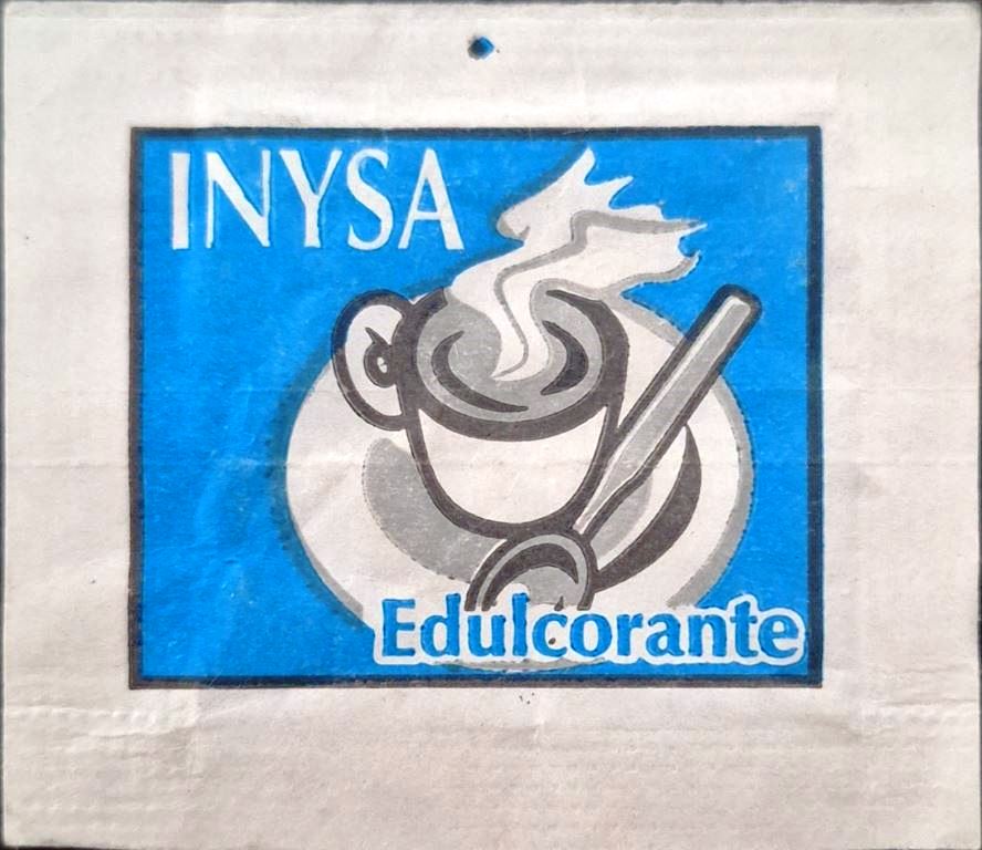 Sobres de edulcorantes de marcas de café de Argentina.