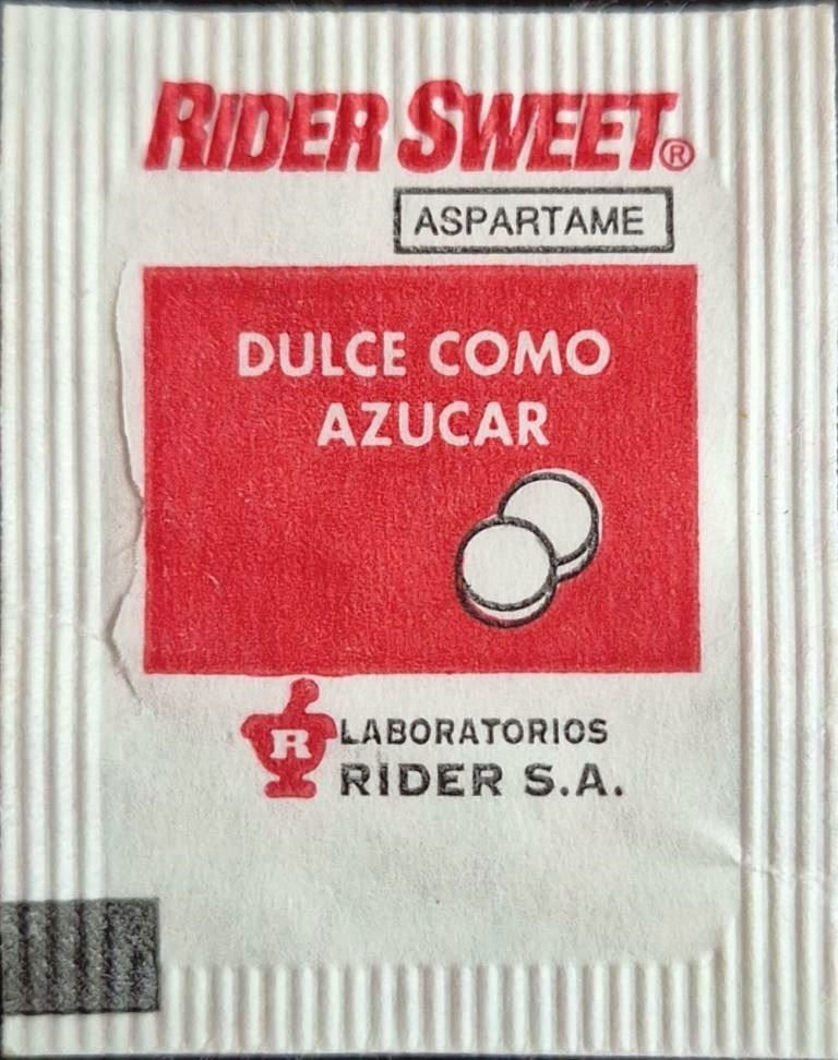 Sobres de edulcorantes de la marca de edulcorante argentina RIDER SWEET.