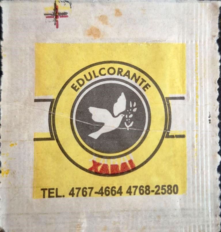Sobres de edulcorantes de marcas de café de Argentina.