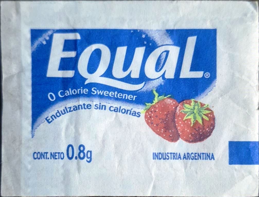Sobres de edulcorantes de la marca Argentina de edulcorante EQUAL. Sobres de edulcorantes de la marca Argentina de edulcorante EQUAL.