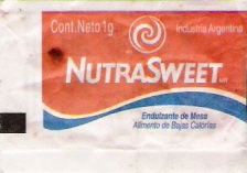 Sobres de edulcorantes de la marca de edulcorante argentina NUTRASWEET.