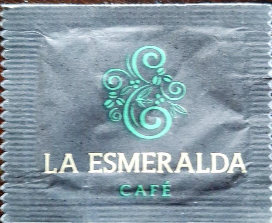 Sobres de edulcorantes de la marca Argentina de café LA ESMERALDA. Sobres de edulcorantes de la marca Argentina de café LA ESMERALDA.