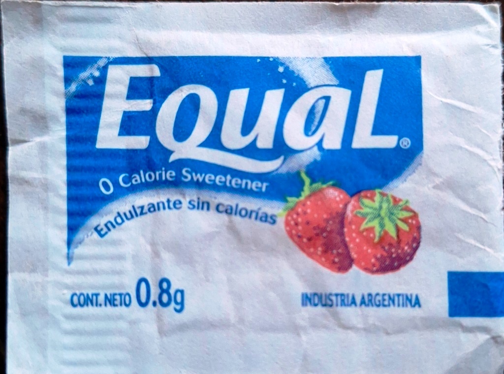 Sobres de edulcorantes de la marca Argentina de edulcorante EQUAL. Sobres de edulcorantes de la marca Argentina de edulcorante EQUAL.