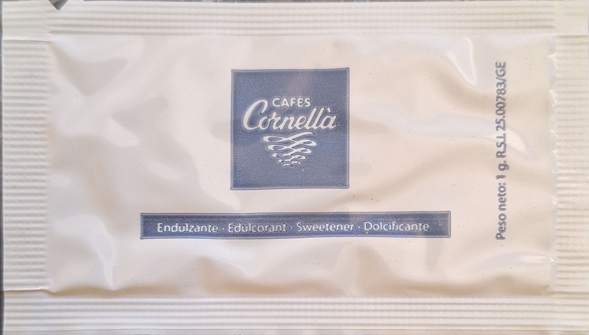 Sobres de edulcorantes de la marca de café CORNELLÀ. Sobres de edulcorantes de la marca de café CORNELLÀ.