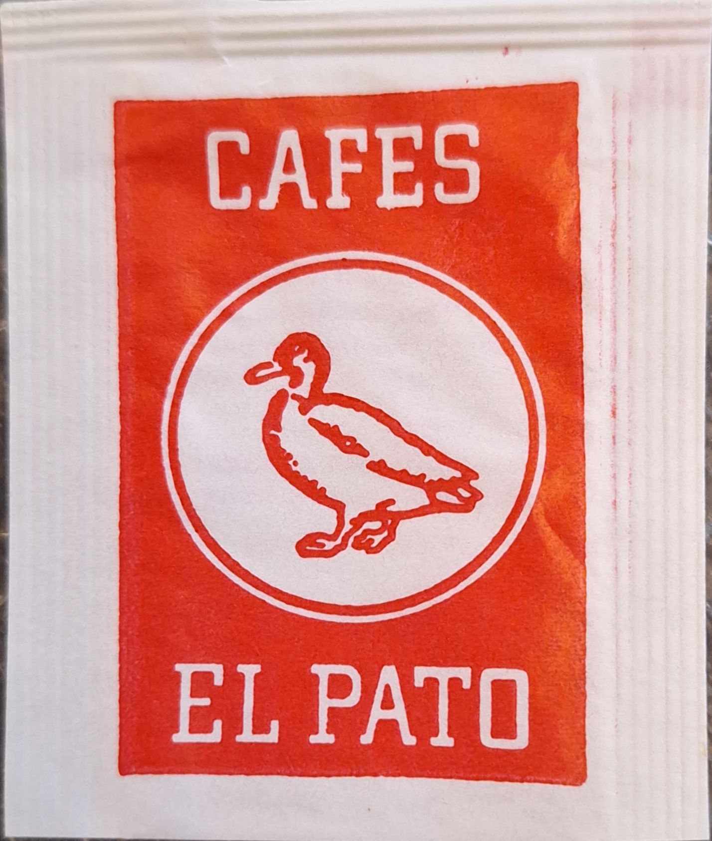 Sobres de edulcorantes de marcas de café. Sobres de edulcorantes de marcas de café.