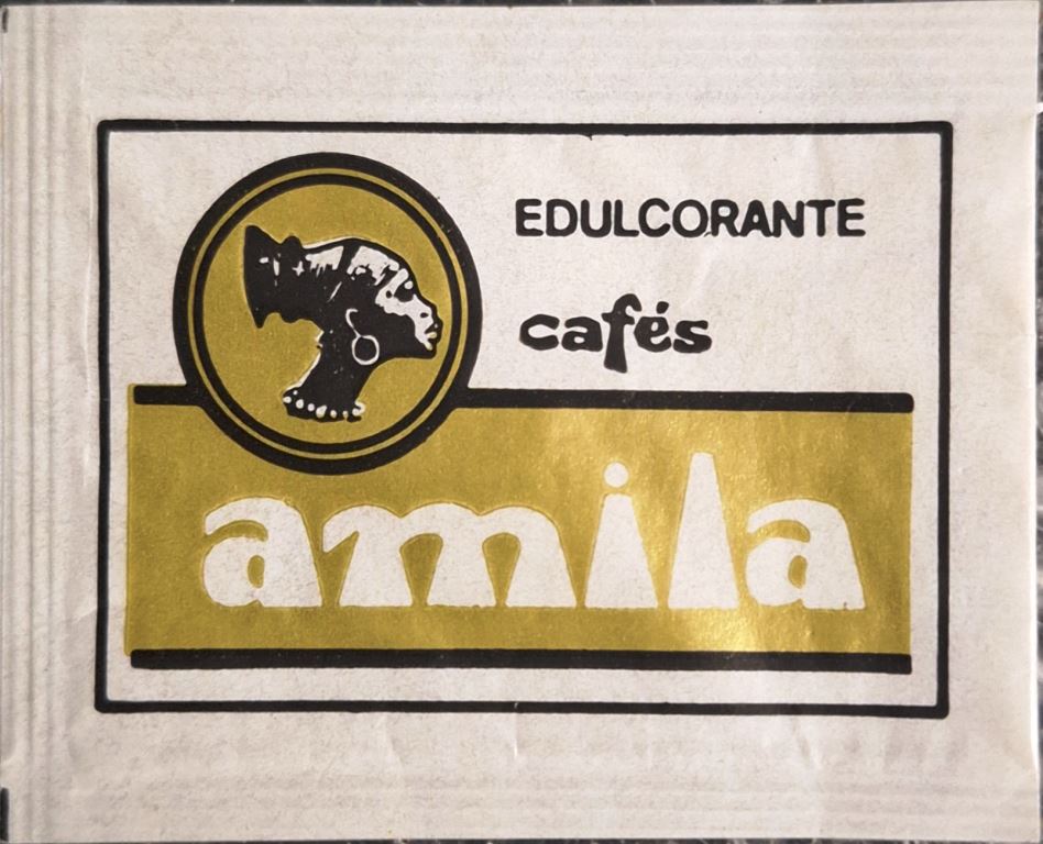 Sobres de edulcorantes de marcas de café. Sobres de edulcorantes de marcas de café.