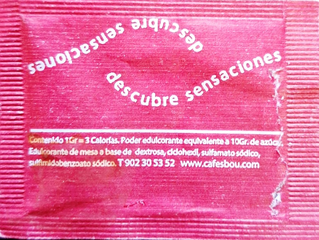 Sobres de edulcorantes de la marca de café BOU. Sobres de edulcorantes de la marca de café BOU.