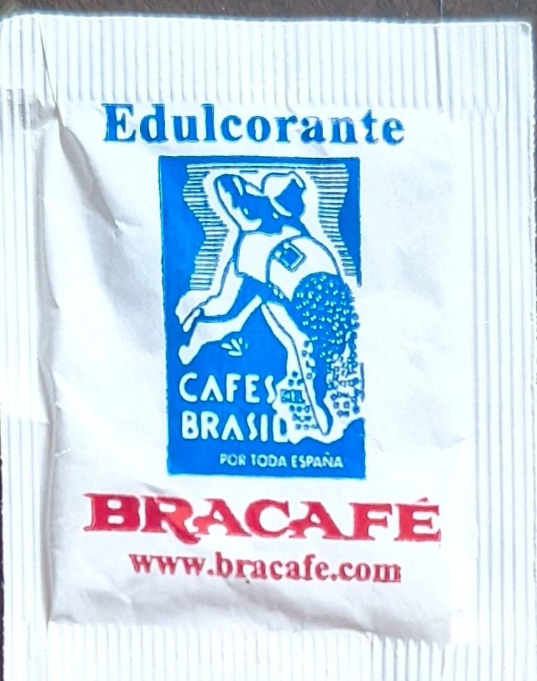 Sobres de edulcorantes de la marca de café BRACAFE. Sobres de edulcorantes de la marca de café BRACAFE.