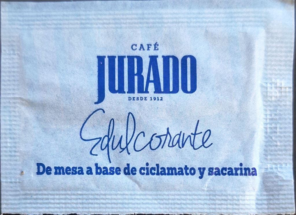 Sobres de edulcorantes de la marca de café JURADO. Sobres de edulcorantes de la marca de café JURADO.