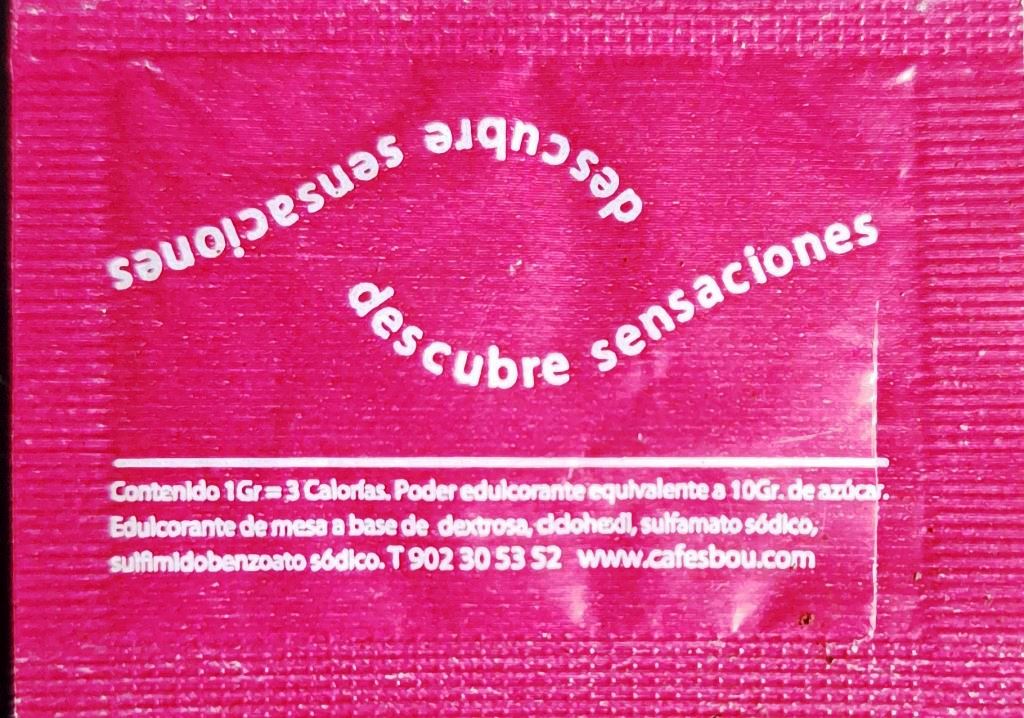 Sobres de edulcorantes de la marca de café BOU. Sobres de edulcorantes de la marca de café BOU.