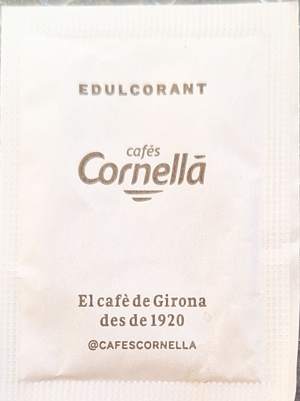 Sobres de edulcorantes de la marca de café CORNELLÀ. Sobres de edulcorantes de la marca de café CORNELLÀ.