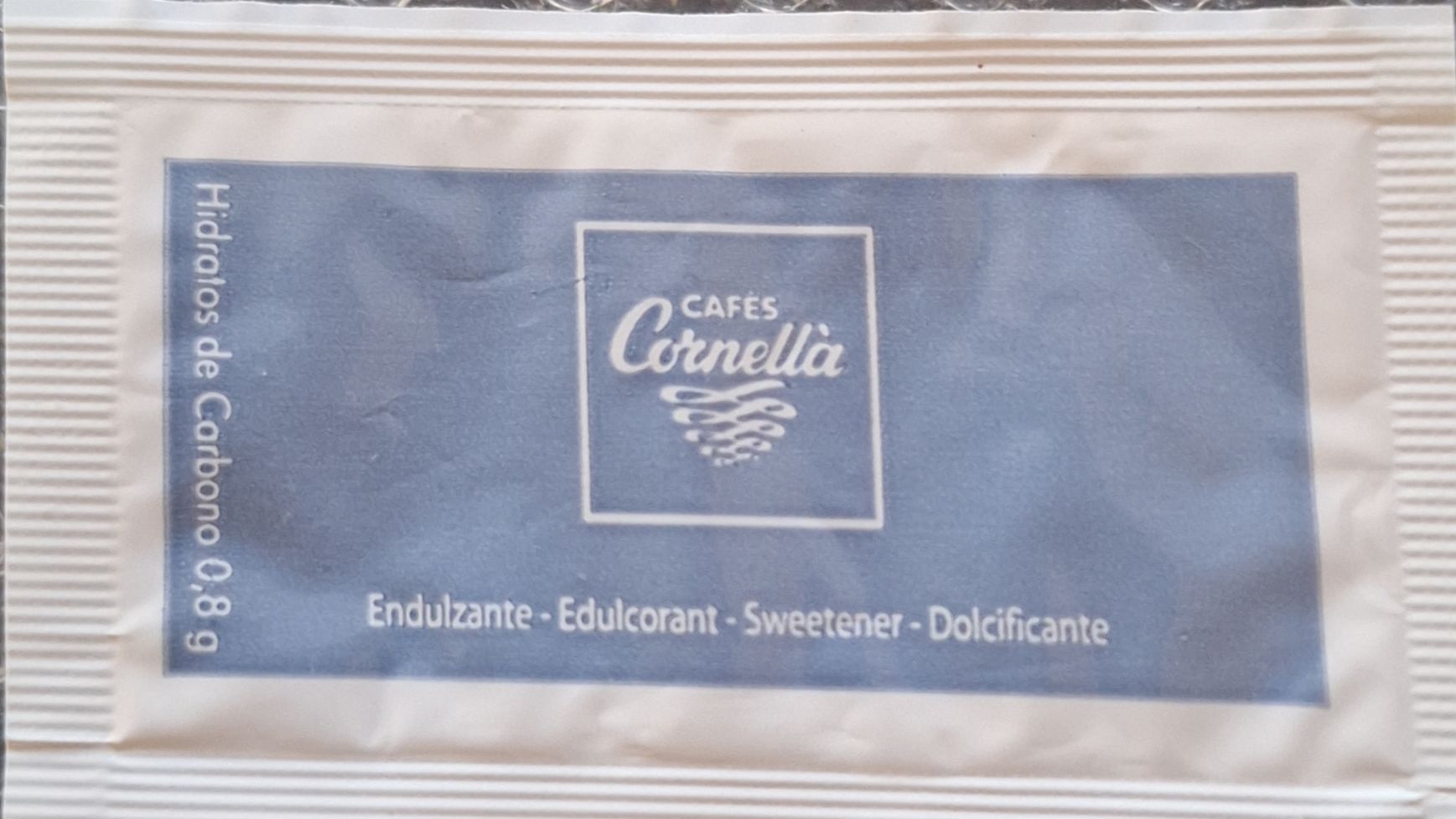 Sobres de edulcorantes de la marca de café CORNELLÀ. Sobres de edulcorantes de la marca de café CORNELLÀ.