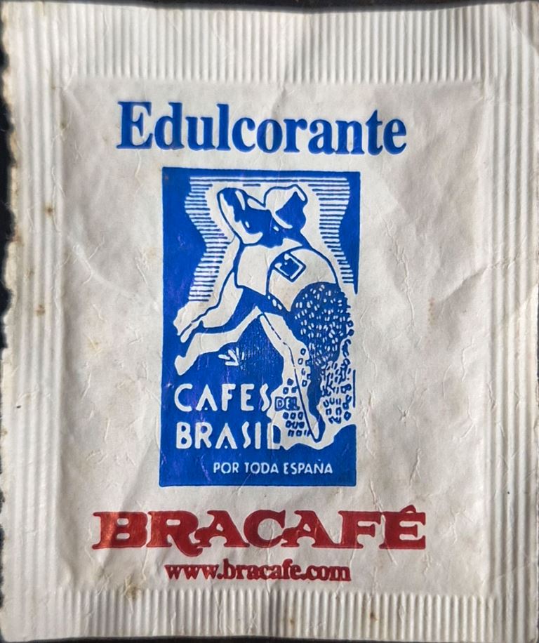 Sobres de edulcorantes de la marca de café BRACAFE. Sobres de edulcorantes de la marca de café BRACAFE.