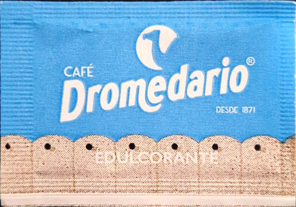 Sobres de edulcorantes de la marca de café DROMEDARIO. Sobres de edulcorantes de la marca de café DROMEDARIO.