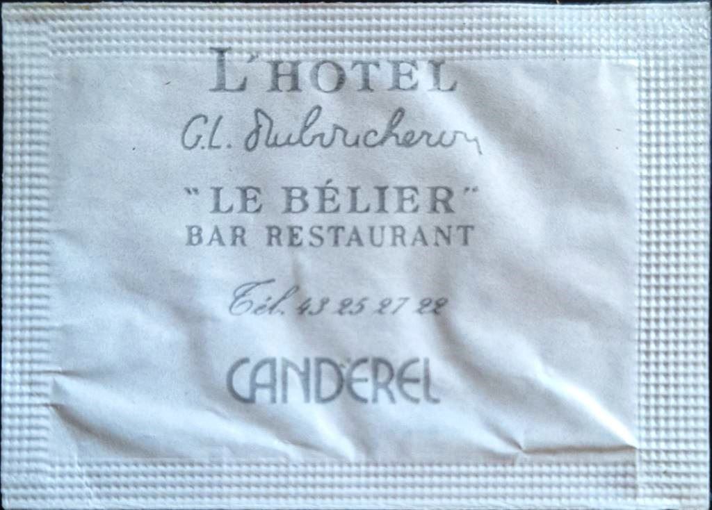 . Sachets d'édulcorant de l'hôtel LE BELIER de France.