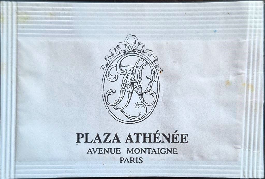 . Sachets d'édulcorant de l'hôtel PLAZA ATHÉNÉE de France.