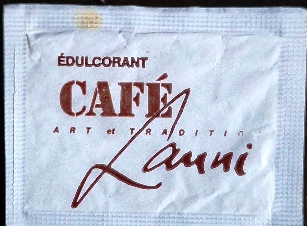 Sachets d'édulcorant de la marque de café LANNI de France. Sachets d'édulcorant de la marque de café LANNI de France.
