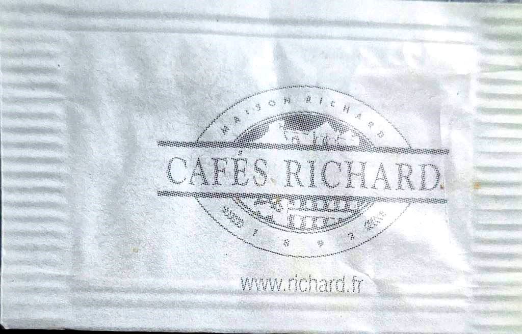 Sachets d'édulcorant de la marque de café RICHARD de France. Sachets d'édulcorant de la marque de café RICHARD de France.