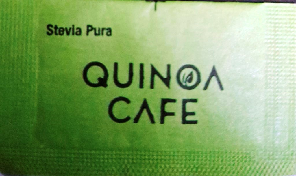 Sobres de edulcorantes del local de hosteleria QUINOA CAFÉ de Perú.