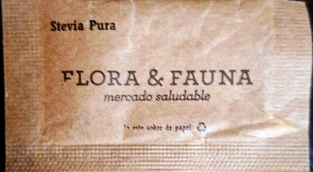 Sobres de edulcorantes del distribuidor FLORA & FAUNA de Perú.