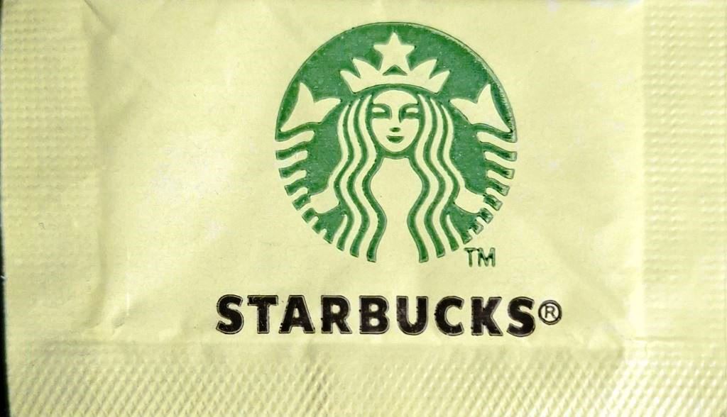 Sobres de edulcorantes del local de hosteleria STARBUCKS de Perú.