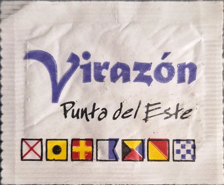 Sobres de edulcorantes de marcas de café de Uruguay.